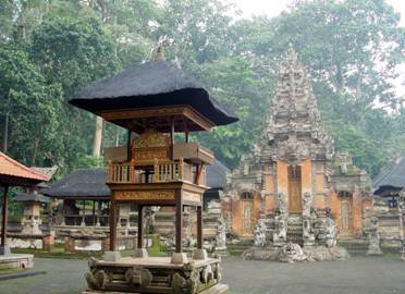 Image:Pura Dalem Agung Padantegal 200507.jpg